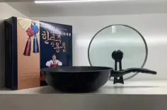 麦饭石 32cm 韩式炒锅带盖带彩盒 | 32cm Korean Wok with Lid (Fine Iron & Maifan Stone Coating)